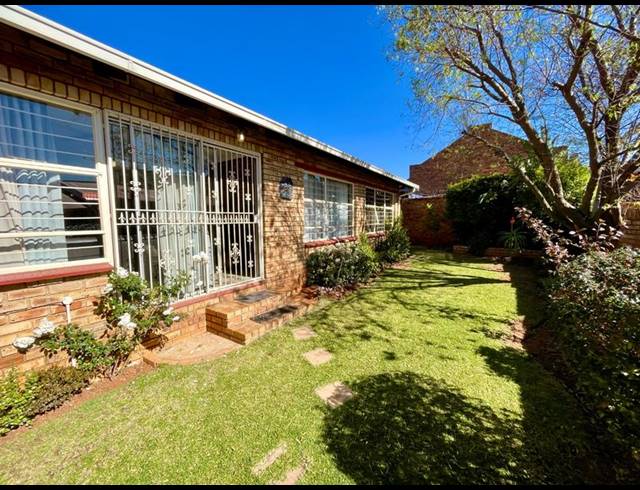 3 BEDROOM TOWNHOUSE FOR SALE IN NOORDHEUWEL